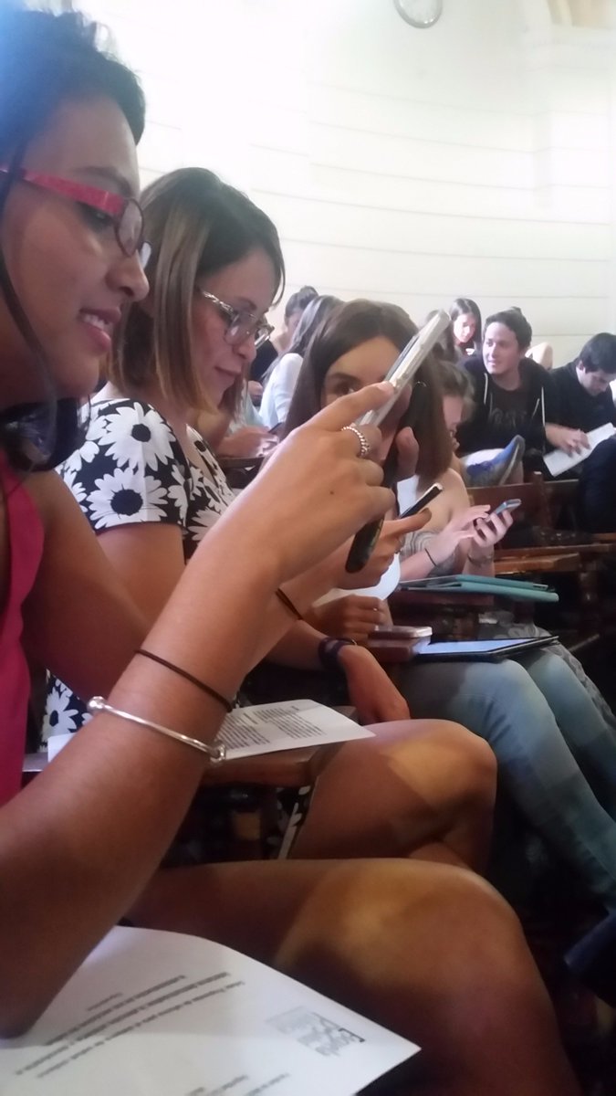 MathiasHerbach's tweet photo. Inmigrante ilegal en debate por salud pública representa intereses de grupos minoritarios. #reformasalud #ESPUCh https://t.co/uQC5w6aJbw