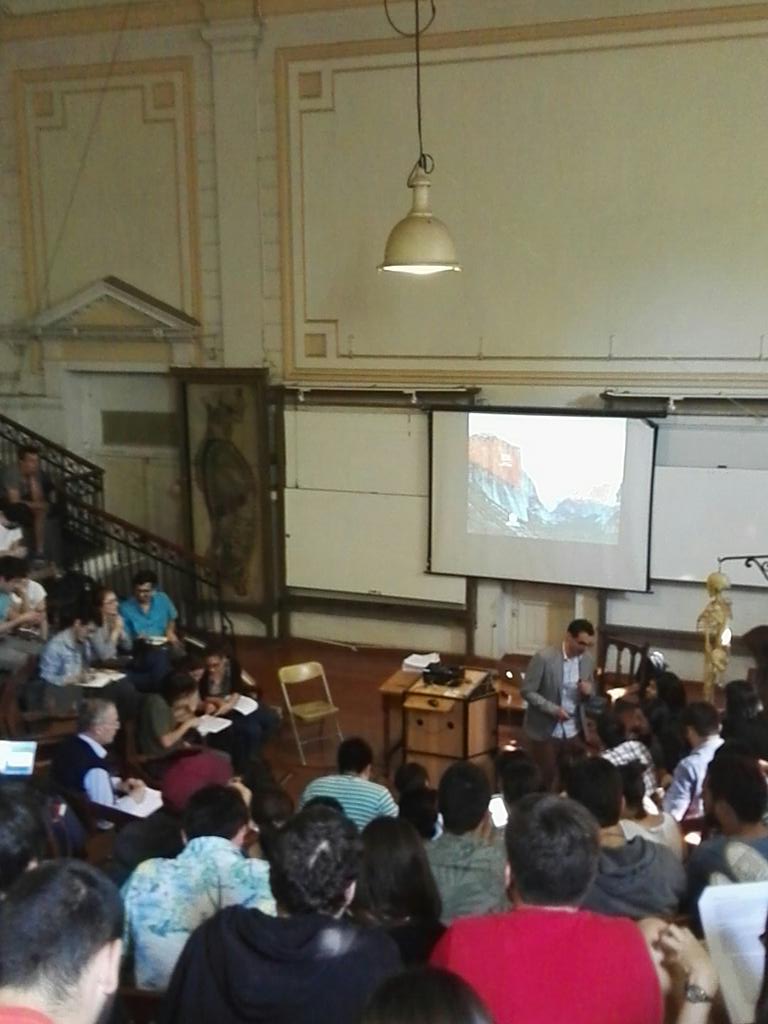 javojjmi's tweet photo. En la facultad de medicina en debate por un mejor Chile #ReformaSaluda #ESPUCh https://t.co/VzWPZZpOKN