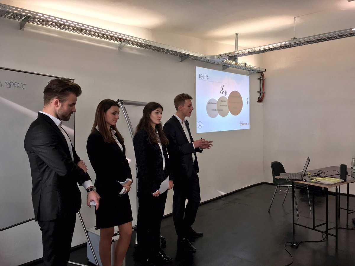 lukizzl's tweet photo. Crowdsourcing präsentiert vor der crowd 👌🏼#SocBiz #ESN #E20 #DaimlerCONNECT
@HSGStGallen X @DigitalLife_DAI
#HSGatDaimler #DigitalLife https://t.co/UVbVb4ylyB