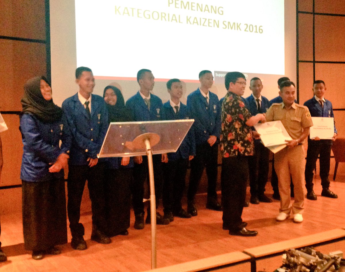 PoliteknikAstra's tweet photo. Selamat utk SMKN 1 Cibinong sbg jumlah Circle terbanyak &amp; Facilitator terbaik di Konvensi Kaizen SMK2016 #PolmanAstra #SATUIndonesia https://t.co/aYL3SlWPf4