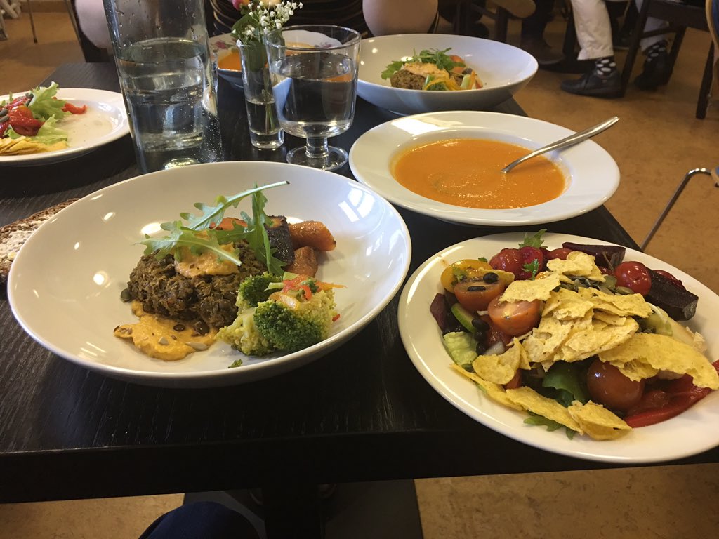 Mahtava lounas <a href="/waste2taste/">From Waste to Taste</a> Ravintola Loopissa. Ruoka on maukasta ja sitä riittää isompaankin nälkään! Myös brunssit täällä on mainioita.