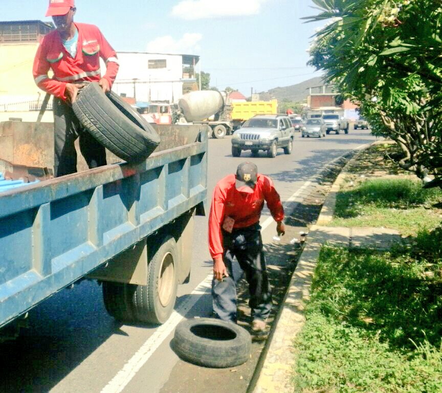 CandyPsuv's tweet photo. #UGMR aplicó retiro de neumáticos en las cercanías del paseo de la Virgen de la Candelaria. #MantenimientoDeLaCiclovía ribera del Río Neverí https://t.co/EAA16Zb80W