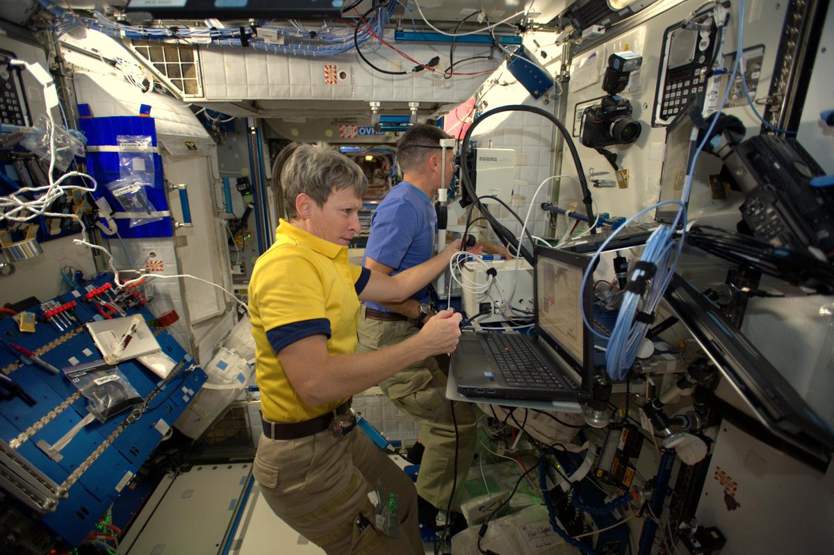 Thom_astro's tweet photo. On prend soin de notre santé ici: Shane et Peggy en plein examen oculaire dans le Node 2 👁 https://t.co/L6CywYnOzb