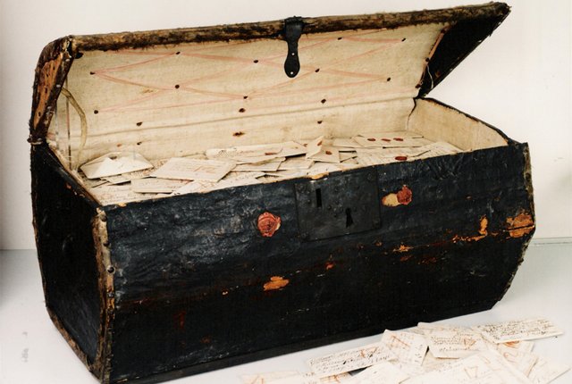 mental_floss's tweet photo. Thousands of Undelivered Letters Offer Rare Glimpse Into History — https://t.co/b2pml8LUKd https://t.co/gfsXxbEIDa