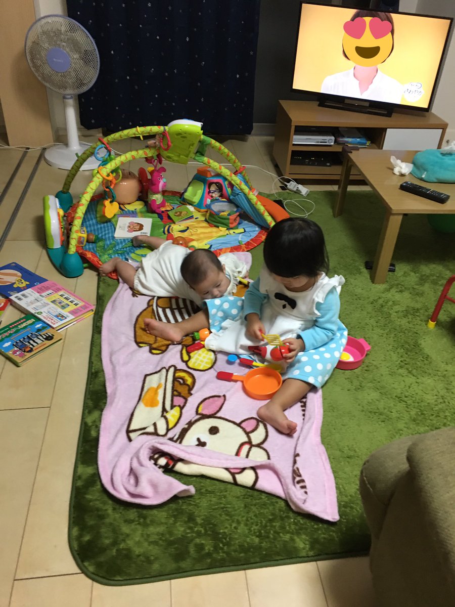 1021cba's tweet photo. ままごとしてるゆずを
興味津々でみてるいろを
食べたいぐらい可愛いと思ってる
俺(☝︎ ՞ਊ ՞)☝︎

なんの日でもないけど
不思議の国のアリスコスプレさせた笑

ママは風呂(☝︎ ՞ਊ ՞)☝︎
なかまはずれ(☝︎ ՞ਊ ՞)☝︎ https://t.co/p0IXZZTqEZ