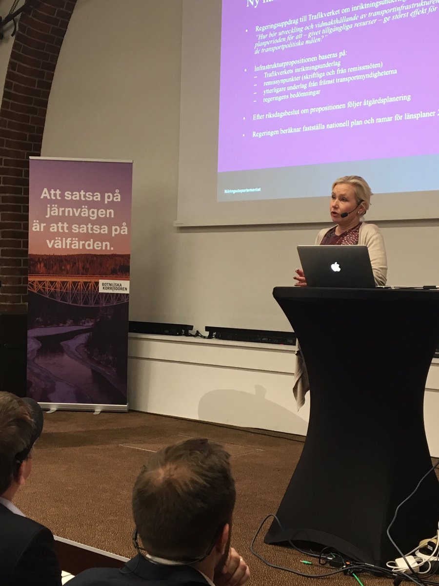 KathrinHelena's tweet photo. På Järnvägsforum Norr där @annajohansson presenterar #infraprop och talar om förbättrat järnvägsunderhåll. https://t.co/ray56OLvMg