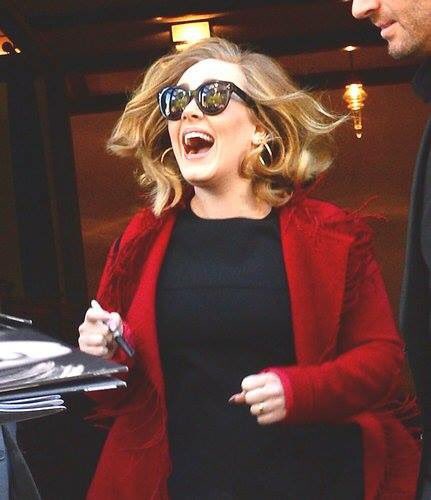 ADELE_THAILAND's tweet photo. D1 - idol in sunglasses เมจกับแว่นเท่ๆของนาง 😎#Adele #AdeleTh https://t.co/YvwJfcjNJn