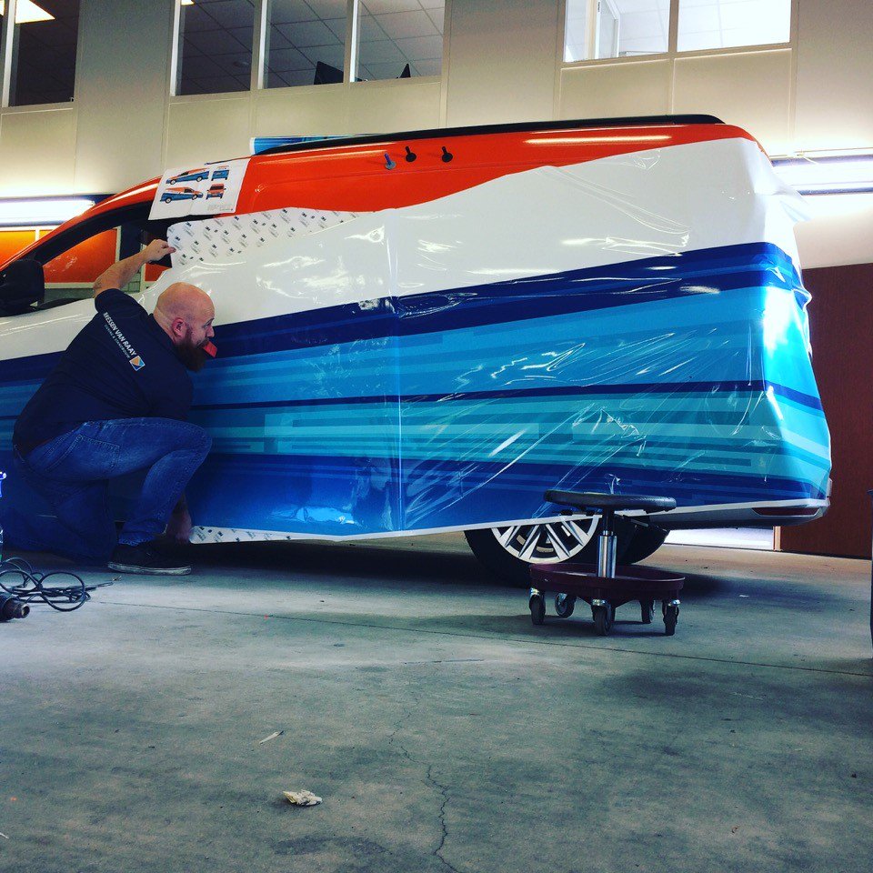 Er wordt hard gewerkt vandaag aan onze eigen uitstraling #vevr #carwrap #signing