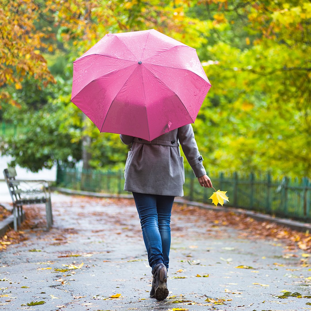 Kendinle başbaşa kalmak istediğinde yüzünü doğaya dön, şemsiyeni al, yağmur altında doğallığın kokusuyla kısa bir  yürüyüşe çık. ☔️🍂