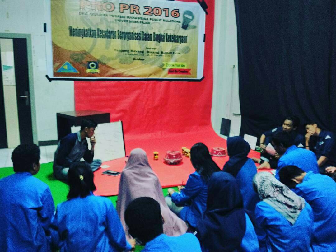Day 1 - Pembekalan Materi Kerangka Berpikir Ilmiah yg dibawakan oleh Saudara Suhardi (Ketua HMI Kom. Isipol Cab. Maktim). #IDEAPRO2016