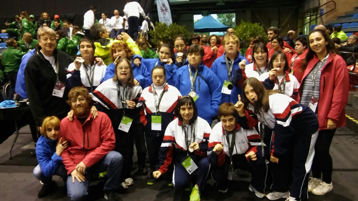 SpecialAragon's tweet photo. Nuestras chicas de Baloncesto Femenino con sus medallas!! Se han esforzado al máximo! #Reus2016 #SpecialOlympics https://t.co/86eOfTRxrU