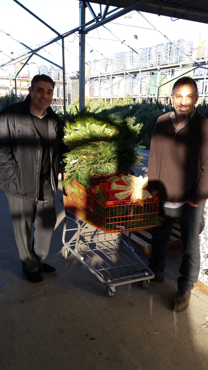 susan_plog's tweet photo. Post BF #CorporateHolidayDecorating @HomeDepot @KWGHI @KurtWeissGH @dangracehd #6178Fishkill https://t.co/aKhICBvH9W