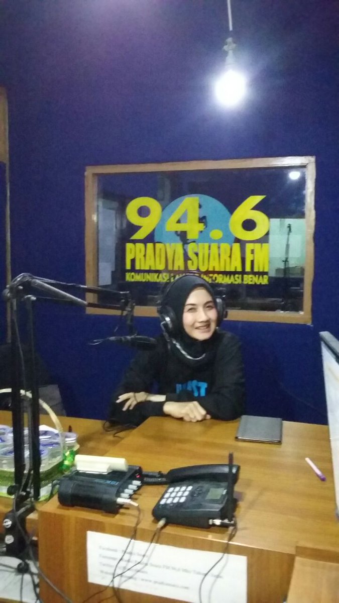 diaryofmsd's tweet photo. Senang bisa ngobrol on air tadi di "satu jam bersama MSD".. lavya ❤ @PradyaSuara cc @mariniSdewi https://t.co/w4f9lm3O4D