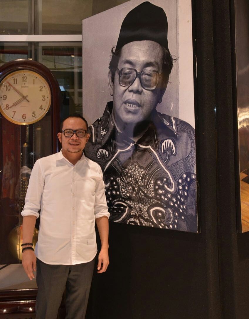 KemnakerRI's tweet photo. Mengenang Alm. Gus Dur, Presiden RI Ke-4 yg jg pernah aktif sbg penulis Kolom di Majalah Tempo, Menaker berfoto didepan gambar Gus Dur muda. https://t.co/PsECpCOMim