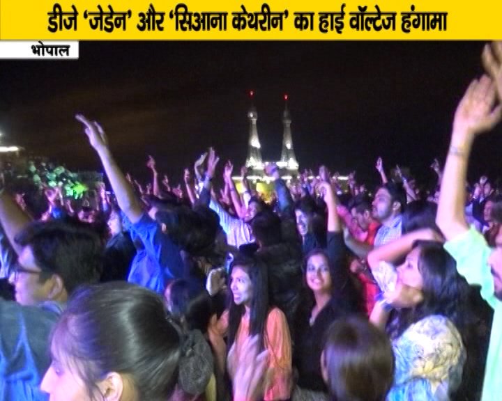 Deepsingh_page3's tweet photo. #Sunburn #Dj_Siana_Katherine #Dj_Zaeden #Music_Dance #Crazy_Crowd #KeepWatching #NewsObserver(MPCG) #Hathaway217 #Digicable221 #SrCable217 https://t.co/63MwhwgvtX