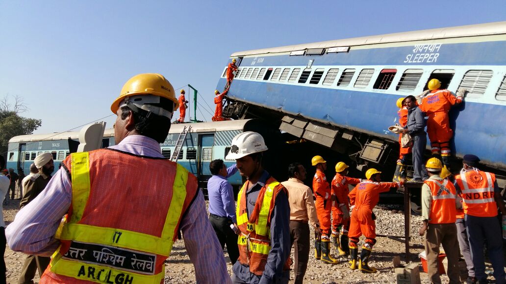 Rajendra_bkn's tweet photo. NDRF team with Railway staff jointly exercised to exhibit relief measures by conducting mock drill at LGH station https://t.co/mQmvWUsSam