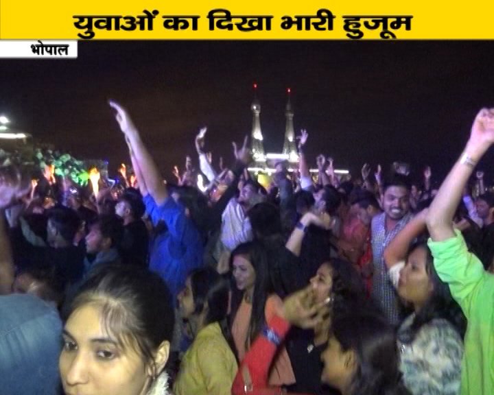 Deepsingh_page3's tweet photo. #Sunburn #Dj_Siana_Katherine #Dj_Zaeden #Music_Dance #Crazy_Crowd #KeepWatching #NewsObserver(MPCG) #Hathaway217 #Digicable221 #SrCable217 https://t.co/63MwhwgvtX