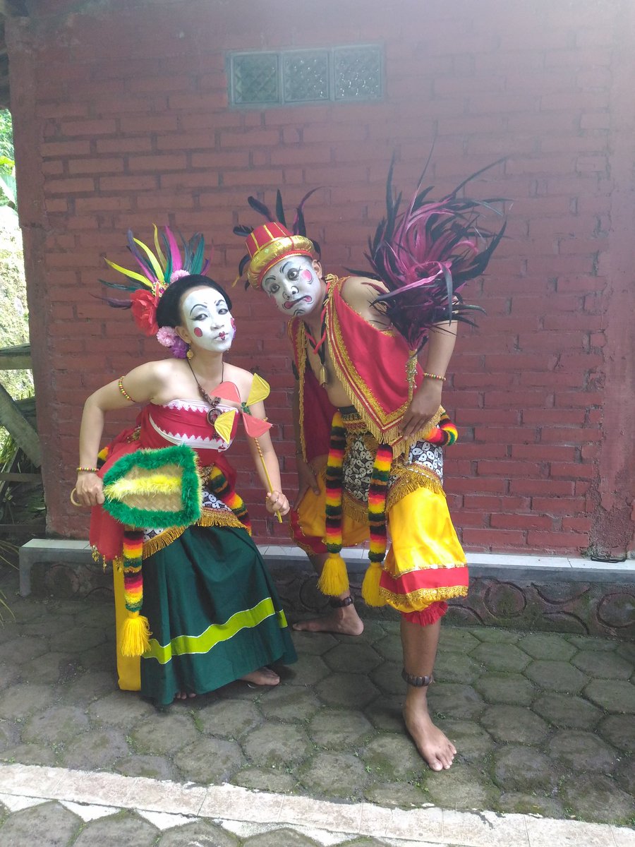1000kitiran's tweet photo. Kalooo inii mas mbak penari edan-edanan yg ikut kirab pas pembukaan #FKY2016 https://t.co/hMiFHKaIUk