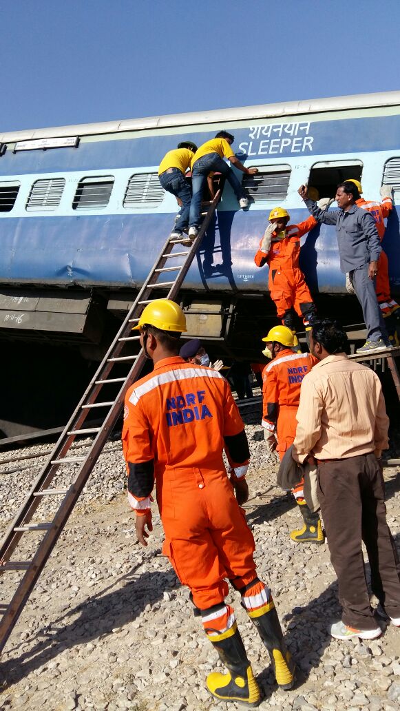 Rajendra_bkn's tweet photo. NDRF की टीम द्वारा लालगढ़ स्टेशन पर की गई मॉकड्रिल के दौरान राहत व बचाव कार्यों के बारे बताया गया । https://t.co/zHxw6OVVfM