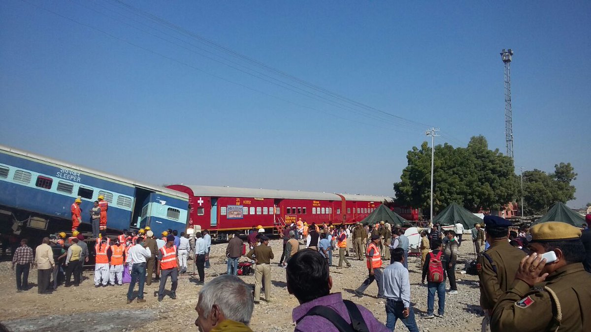 Rajendra_bkn's tweet photo. NDRF की टीम द्वारा लालगढ़ स्टेशन पर की गई मॉकड्रिल के दौरान राहत व बचाव कार्यों के बारे बताया गया । https://t.co/zHxw6OVVfM