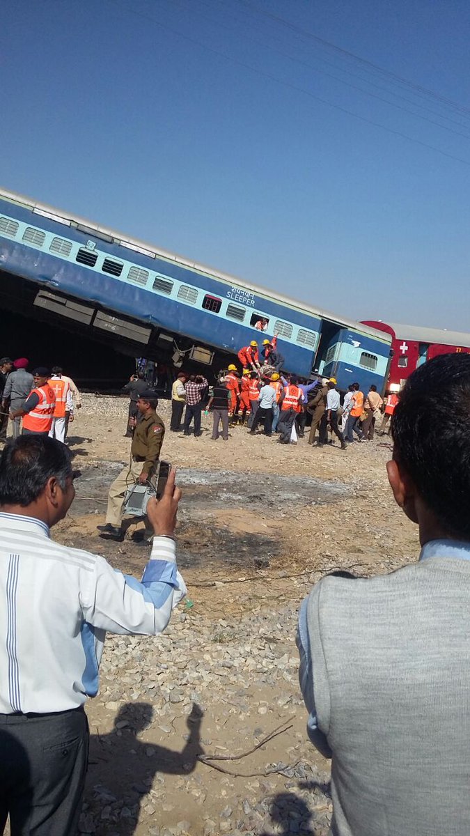 Rajendra_bkn's tweet photo. NDRF की टीम द्वारा लालगढ़ स्टेशन पर की गई मॉकड्रिल के दौरान राहत व बचाव कार्यों के बारे बताया गया । https://t.co/zHxw6OVVfM
