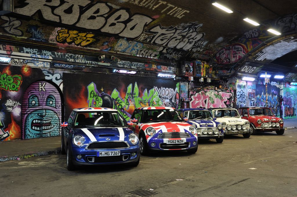 Forsdicks_Mini's tweet photo. Street side passion.  https://t.co/BOM78yOwtv
