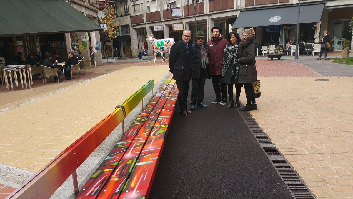 Que vos parece a nova decoración do banco de Paz Nóvoa? É un traballo conxunto do pintor Leandro Sánchez e o graffiteiro Abraham #Ourense