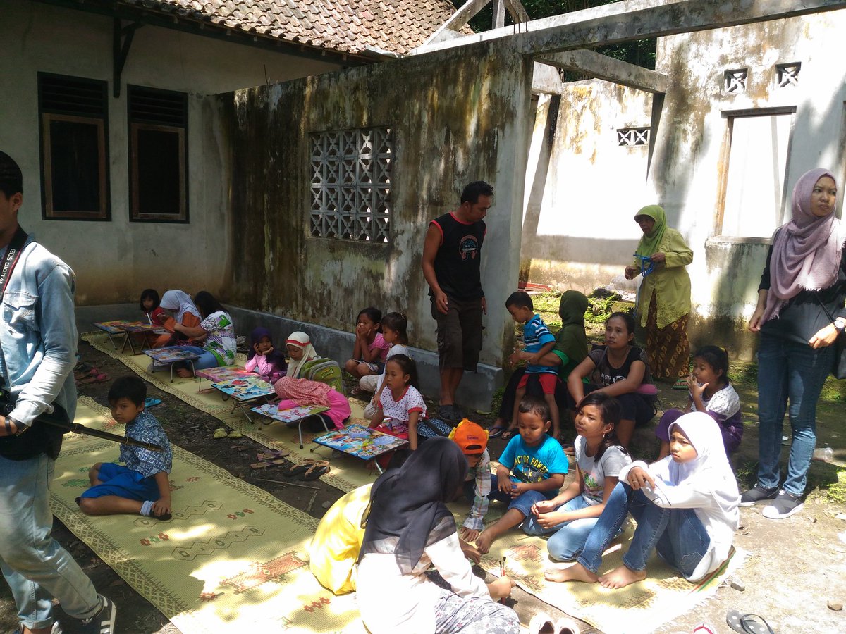 1000kitiran's tweet photo. Haaa inii nihh adek2 yang mau ikutan lomba mewarnai dan menggambar layang2 dan gerabah https://t.co/uomSiv6728