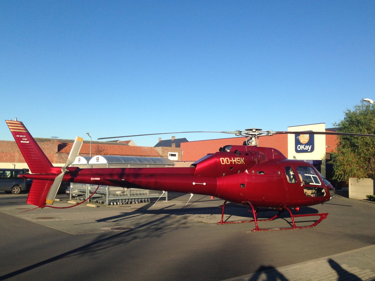 In Koekelare heeft een ziekenwagen tegen de wiek van een MUG-helikopter gereden. Door de lage zon zag de ambulancier de wiek niet.