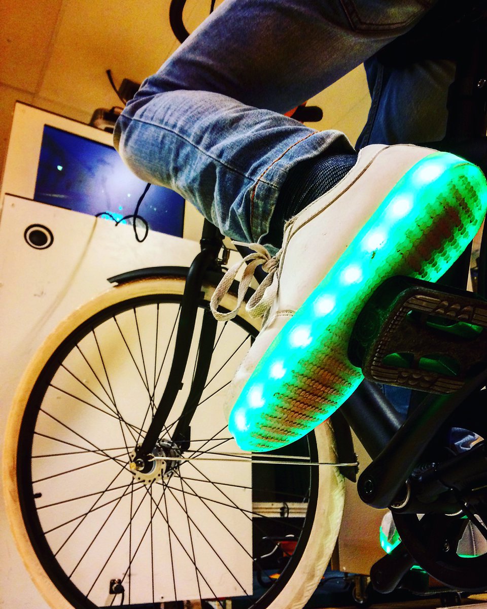 Heel spannend fietsen bij de Kees Valkenstein school,morgen weer!@utrechtfietst <a href="/Utrecht/">Joost</a> #schoolevents #virtualbikes