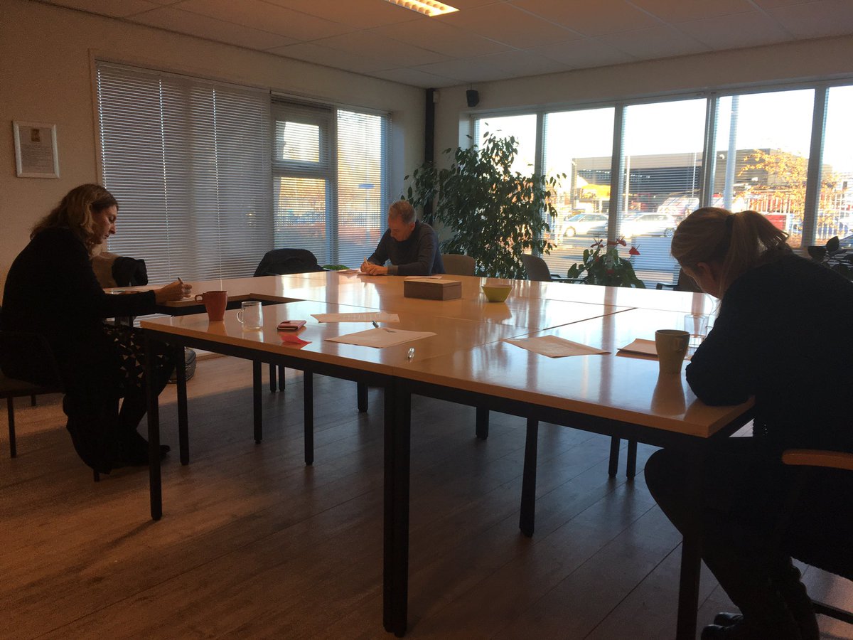 ThuiszorgDB's tweet photo. En nu de 'complimentendouche' o.l.v. @JulietteKars. Benoem drie complimenten van iedere collega en een advies voor de toekomst #feedback https://t.co/BCQUFgk69J