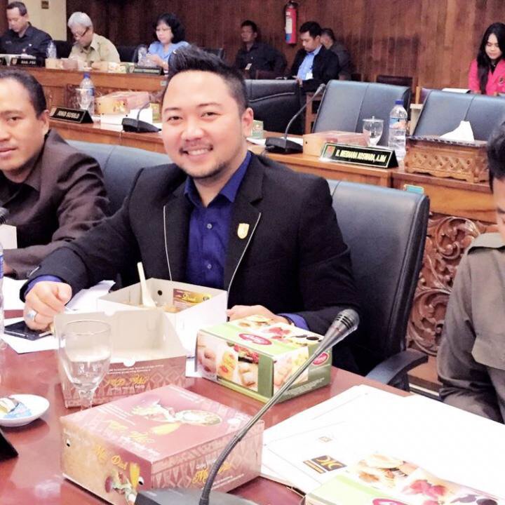 Come join me, or you'll be left behind #BIGOLIVE > lembur 😟.  web.live.bigo.sg/2112064580_726…