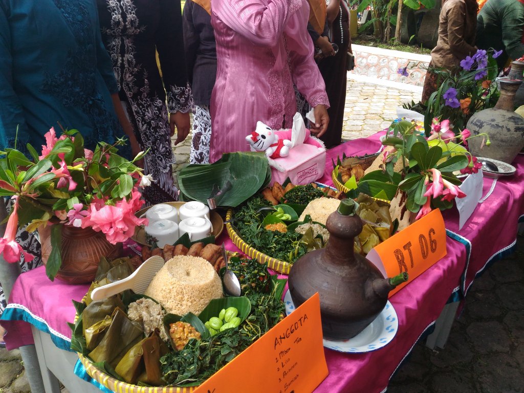 1000kitiran's tweet photo. Kaloo ini buibuu yang menyemarakan lomba masak tiwul, btw tiwulnya naknan semuaa hloo https://t.co/5VPFg8G7iA