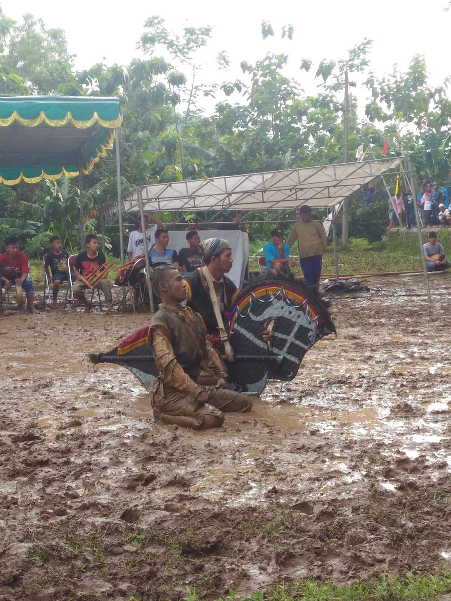1000kitiran's tweet photo. Yang inii acaraa pungkasannya #FSK2016 yaituuuuuu Jathilan https://t.co/ZrCbGco8V6