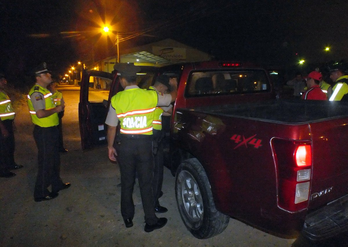 IntendenElOro's tweet photo. Operativo de Tránsito de fin de semana por parte del Intendente @JaimeCedilloB y @PoliciaEcuador https://t.co/Y5CKkaader