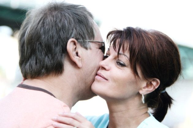 двушка целует парня в щечку. французы целуются. итальянцы здороваются. поцелуй в щеку приветствие. поцелуй в щечку картинки.