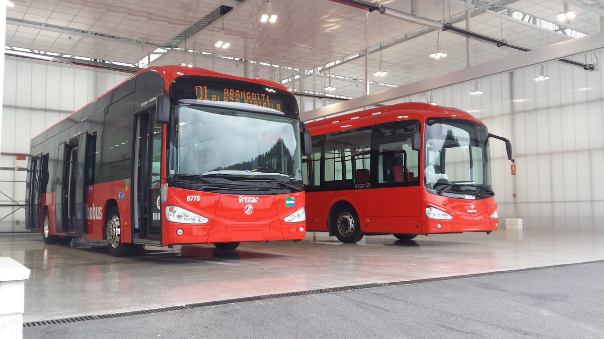 johnbickerton's tweet image. Not a bad looking bus at all from @ScaniaUK @IrizarUK for our contract services. Side by side with electric variant too #samecolour