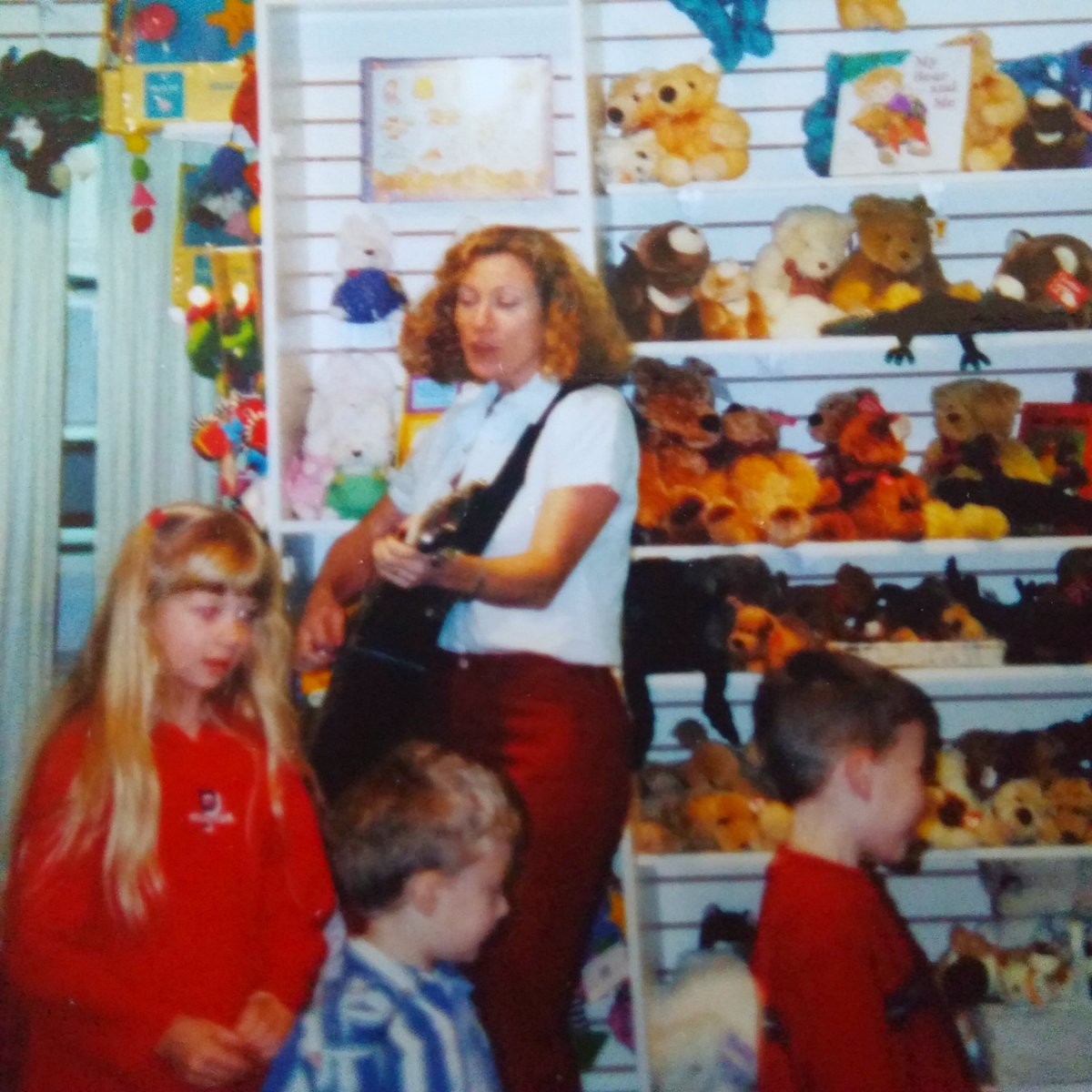 GWillikersNH's tweet photo. Laurie Berkner at G.Willikers! around 1999!  Imagine...our own private concert. https://t.co/jSCoGkoy7Y