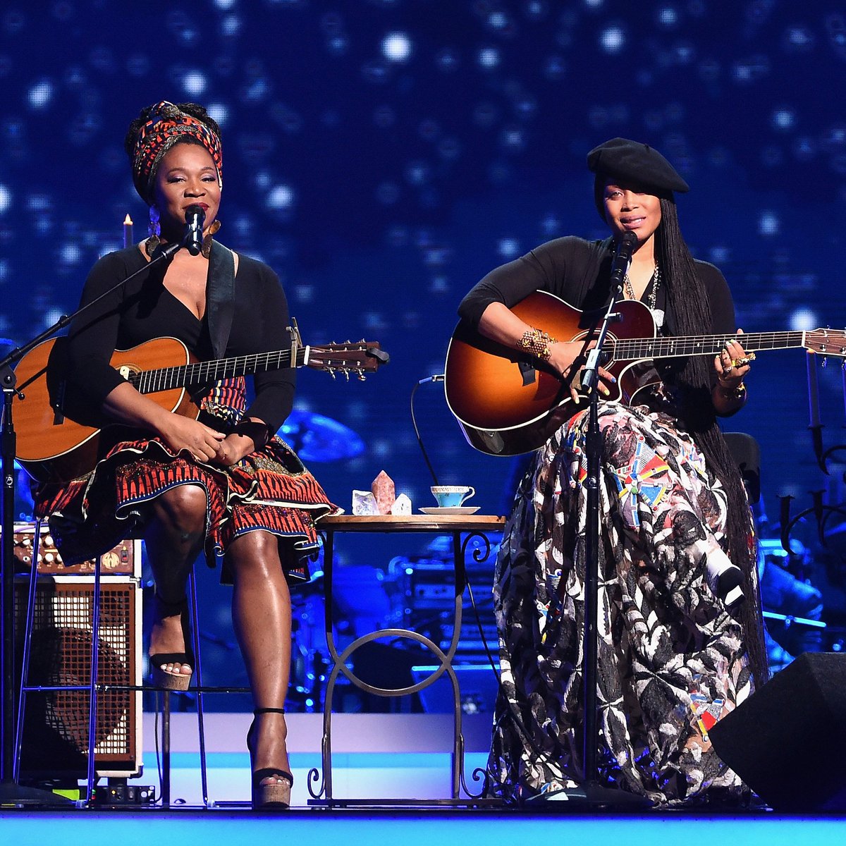 styleandsociety's tweet photo. India Arie and Erykah Badu perform onstage together during the 2016 Soul Train Music Awards. #IndiaArie #ErykahBadu #SoutTrain https://t.co/yvCvXVdTgG