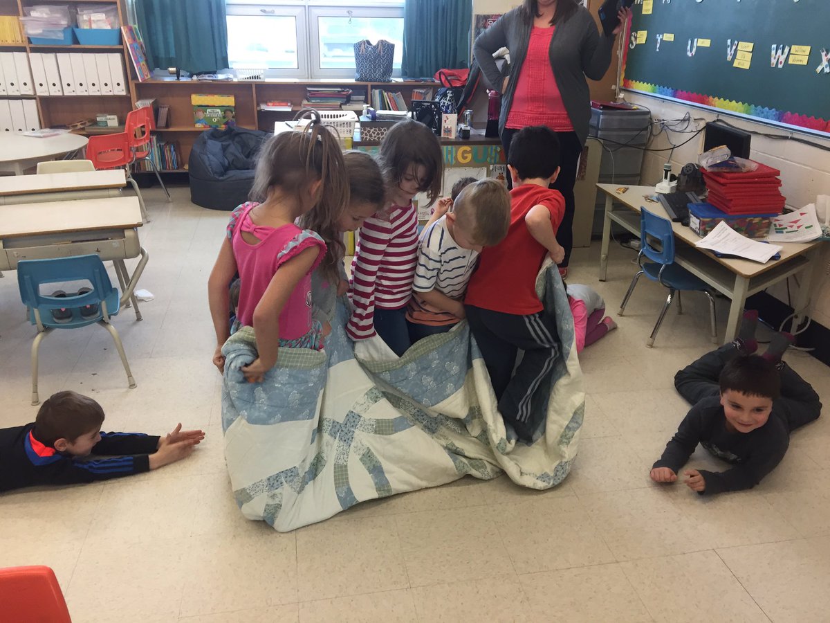 berardn1's tweet photo. Gr 1 FI students approach a challenge. Flip the blanket without touching the floor.#NortheasternES https://t.co/BaJRRpiQlA