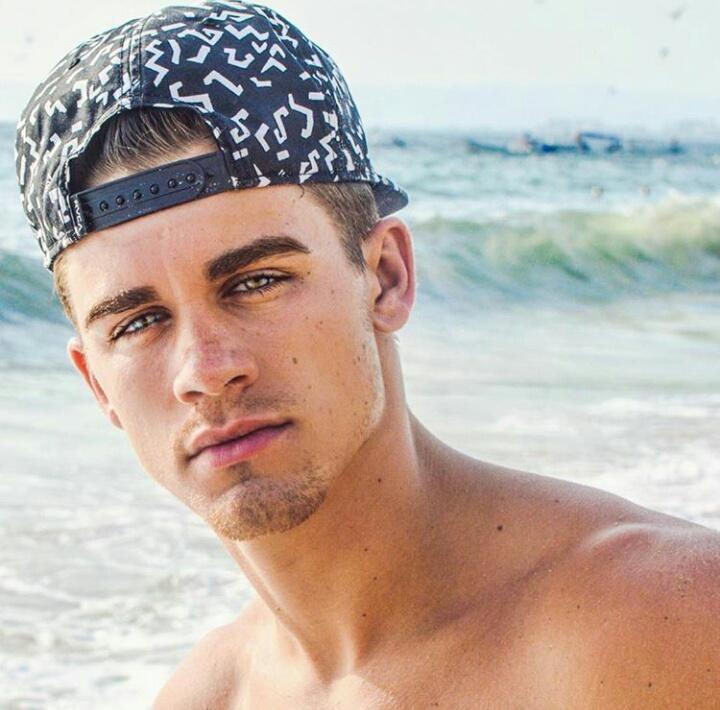 EricLightgood's tweet image. Venga chat@s, ¿me dais un RT para darme más a conocer? No os cuesta nada, cabrones. Y fav si quieres rol, que te hable o whatever.