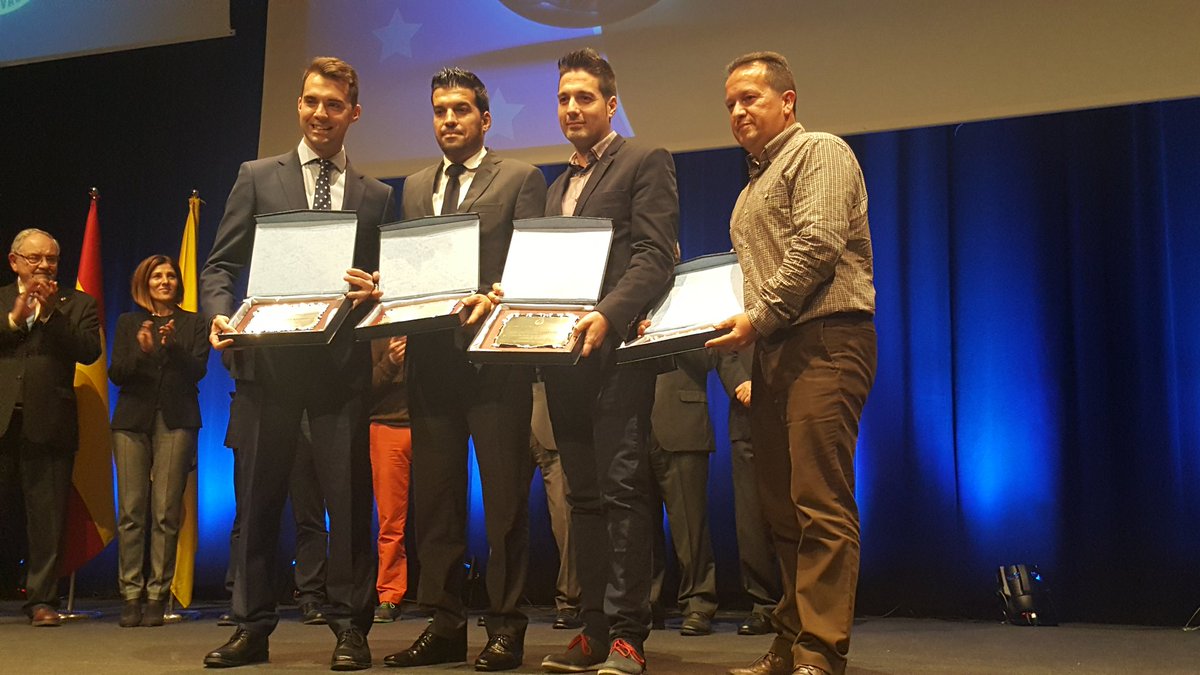 FFCV_info's tweet photo. Los árbitros también reciben sus distinciones de la Temporada 2015/16 en la Gala de #PremiosFFCV https://t.co/o8srddGGXx