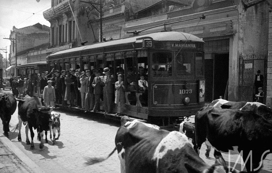 imoreirasalles's tweet photo. Para homenagear Claude Lévi-Strauss, que nasceu em 28/11/1908, apresentamos fotos de SP feitas por ele: https://t.co/o8fnUCouJn https://t.co/iD9gUePo2w