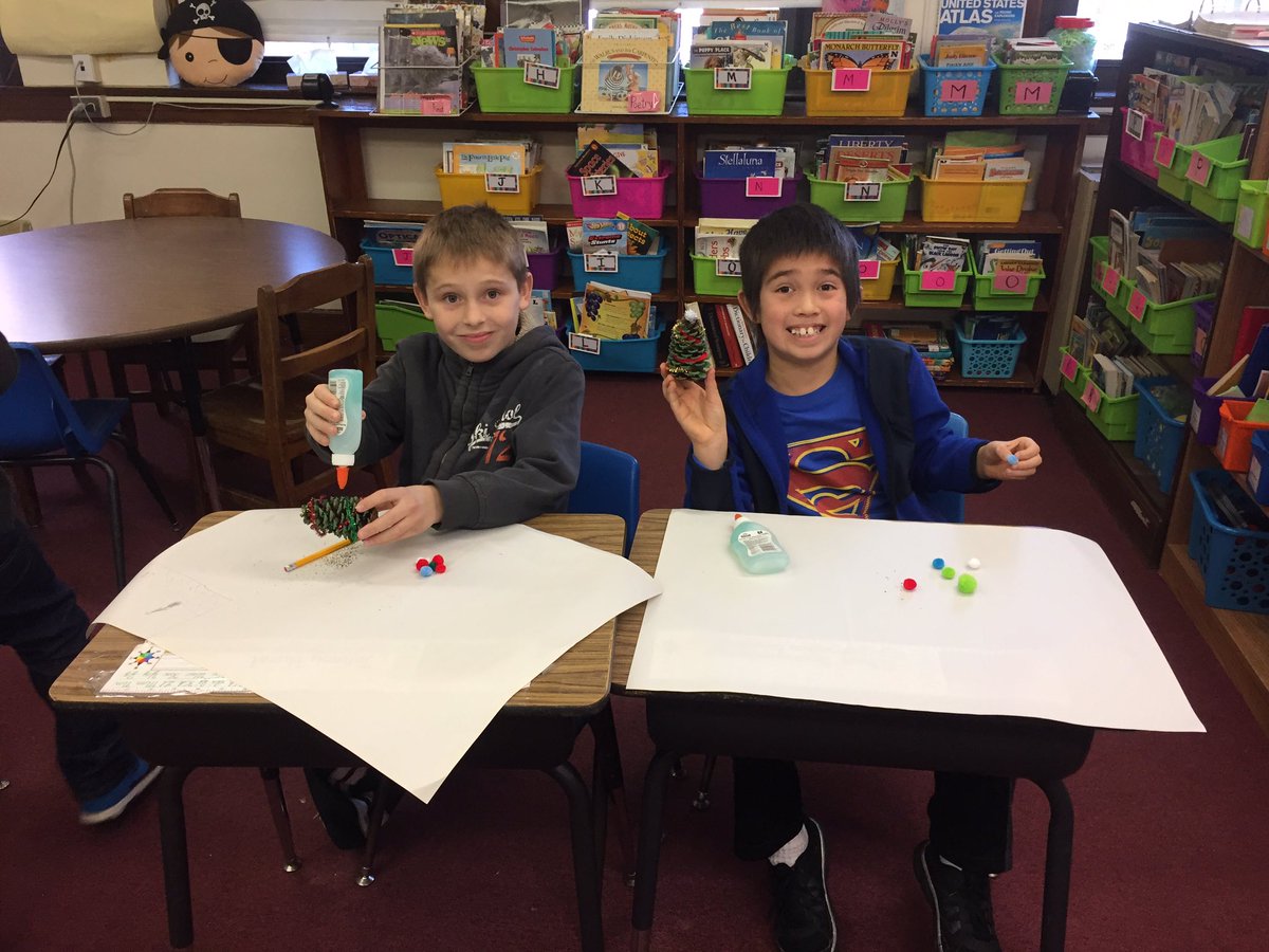 MrsSwal's tweet photo. Working hard on our community tree decorations! 🎄@WalshVikings @FSDVikings https://t.co/PJRP75ldtm