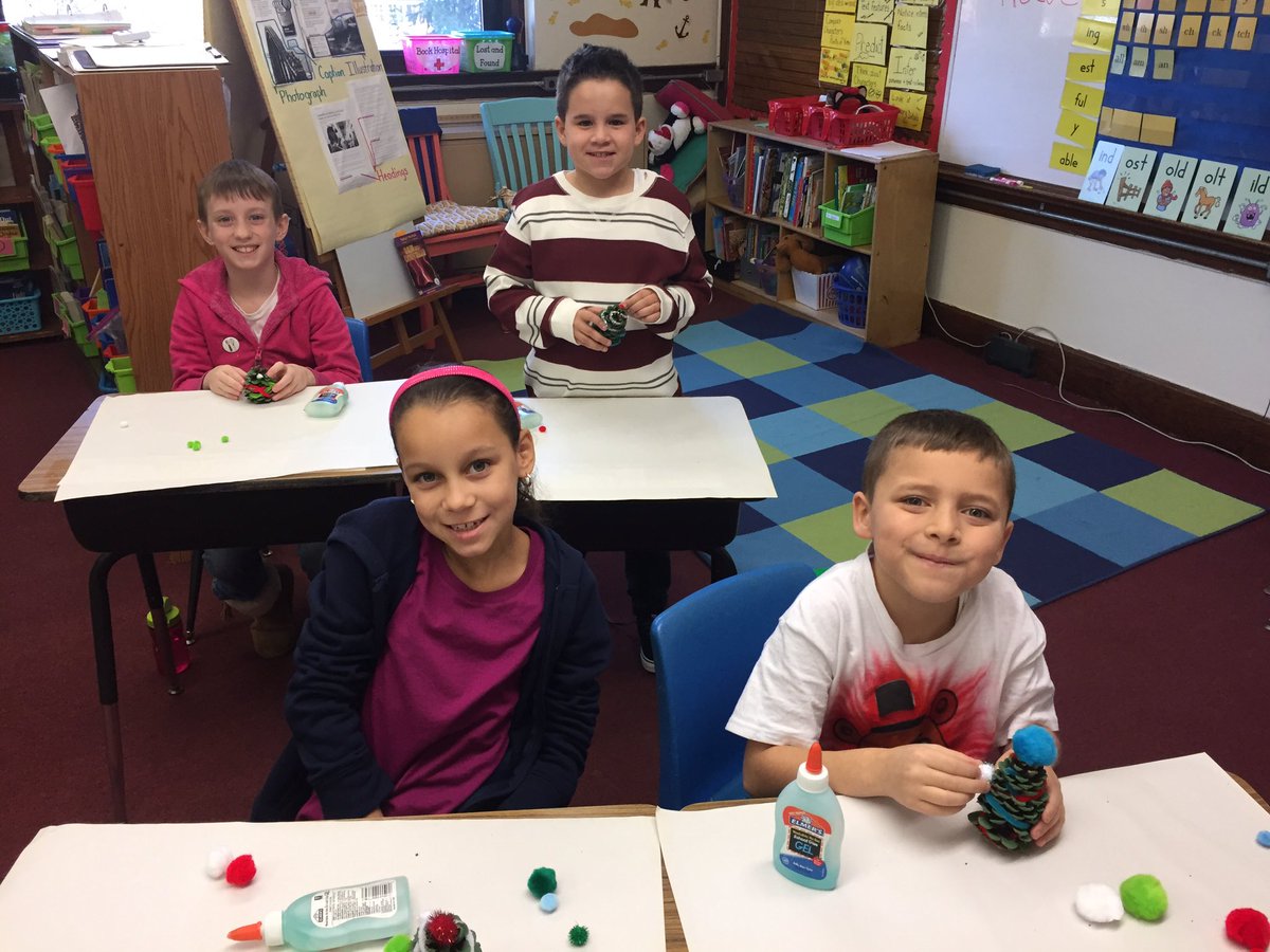 MrsSwal's tweet photo. Working hard on our community tree decorations! 🎄@WalshVikings @FSDVikings https://t.co/PJRP75ldtm