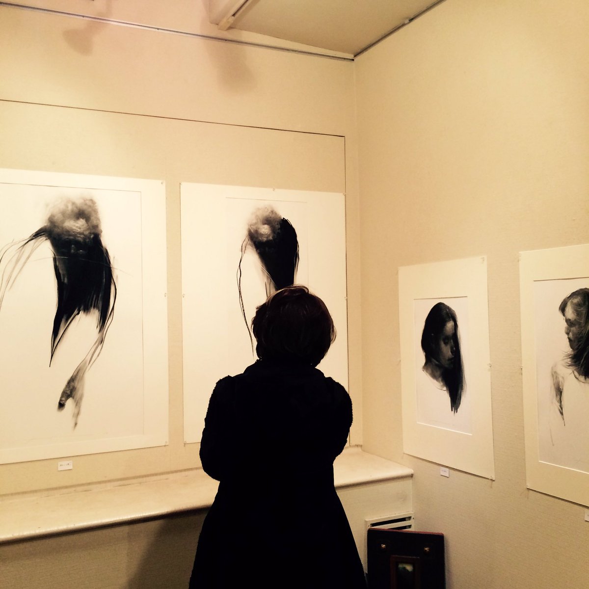ヒラシマ マイ 塩水アート 3 26 Ar Twitter 銀座stage 1さんで開催中の 畑中 優 展 にも 個人的にはコンテで描かれたというこの奥の2枚の絵が特に 痺れる かっこいいぃぃ 真顔 ってなりました 圧倒的画力に削ぎ落とされた要素 T Co Poefm2t8nv Twitter ヒラシマ マイ 塩水アート 3 26 Ar Twitter 銀座stage 1さんで開催中の 畑中 優 展 にも 個人的にはコンテで描かれたというこの奥の2枚の絵が特に 痺れる かっこいいぃぃ 真顔 ってなりました 圧倒的画力に削ぎ落とされた要素 T Co Poefm2t8nv Twitter
