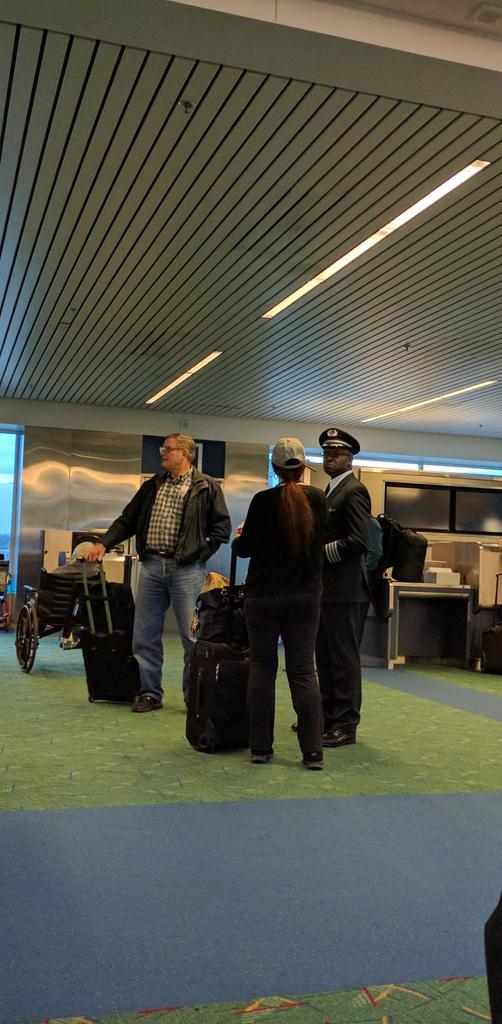 SuperCoolGuyPDX's tweet photo. Pilot answering questions about the flight delay.  Stay classy @AmericanAir https://t.co/YEjcezwII5