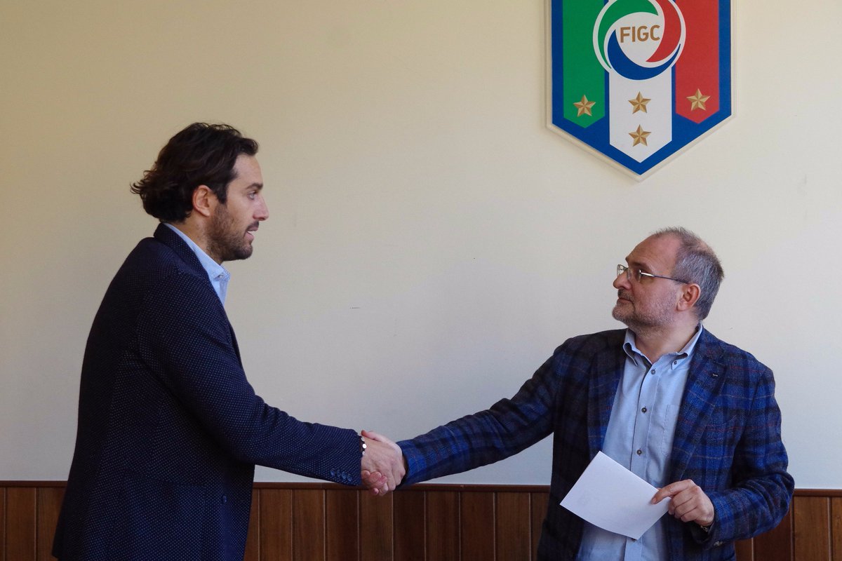 FIGC's tweet photo. A #Coverciano gli esami per diventare DS.
Anche il Campione 2006 e Dirigente dell' @HellasVeronaFC #LucaToni ha discusso la propria tesi! https://t.co/ryHif18tGR