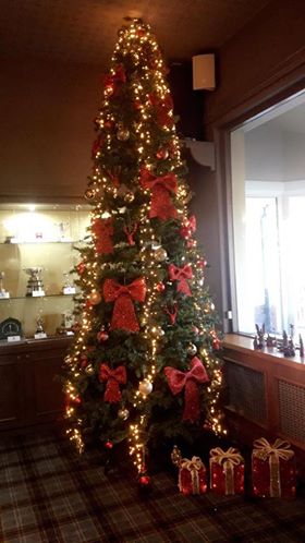 SandAGolfClub's tweet photo. Our Christmas tree is up and looking magnificent! https://t.co/b3MyZ0ZgxE
