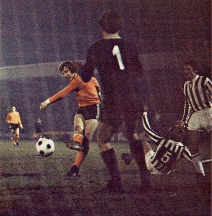 OldFootball11's tweet photo. #FCTwente v #Juventus 2-2
#UEFACup 1970/71.
Goalkeeper #Tancredi and #Jeuring at #Diekman stadium, #Enschede.
#RobertoTancredi #JanJeuring https://t.co/i6mwCJ8H6V